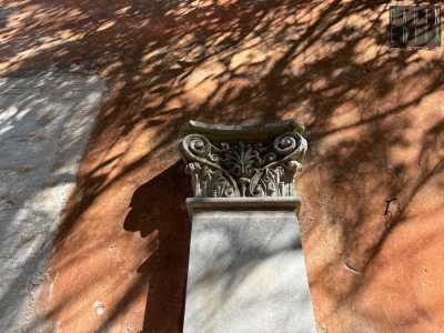 ...anche se pu� contare su un elegante portico adornato con lesene dai capitelli corinzi